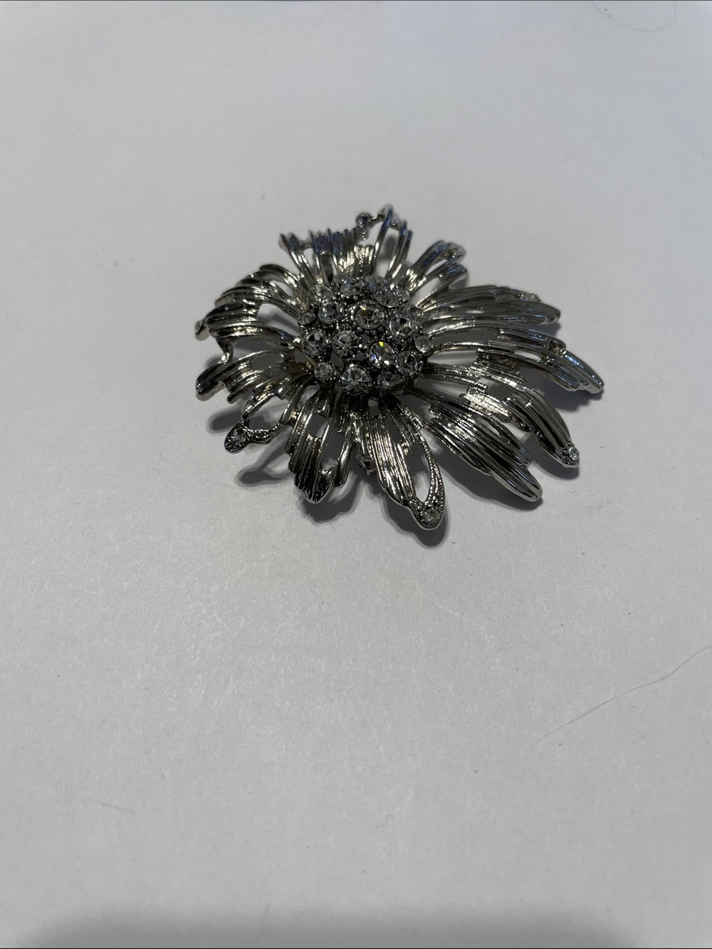 Loveanthrolove Rhinestone flower brooch